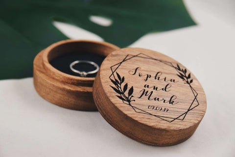 Round engraved ring box